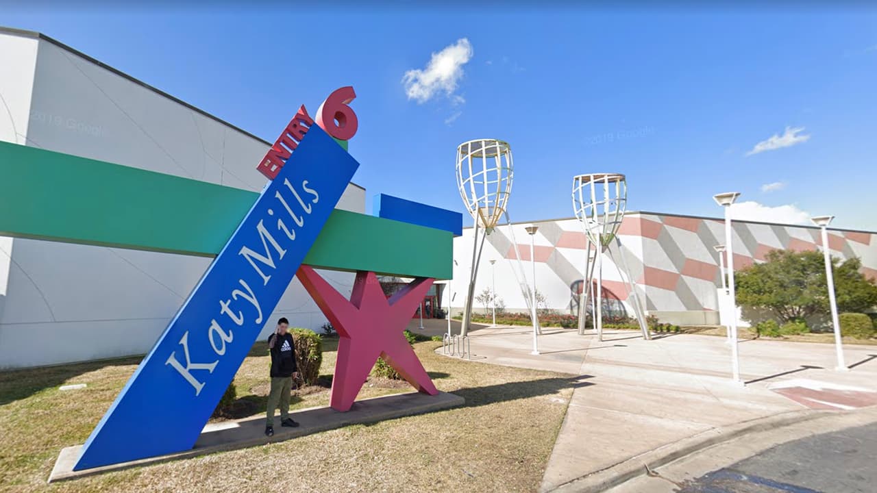 Katy Mills Outlet. Los restaurantes que abran deberán designar un área con productos desinfectantes para las personas. Además el público debe mantener la distancia social de seis pies.