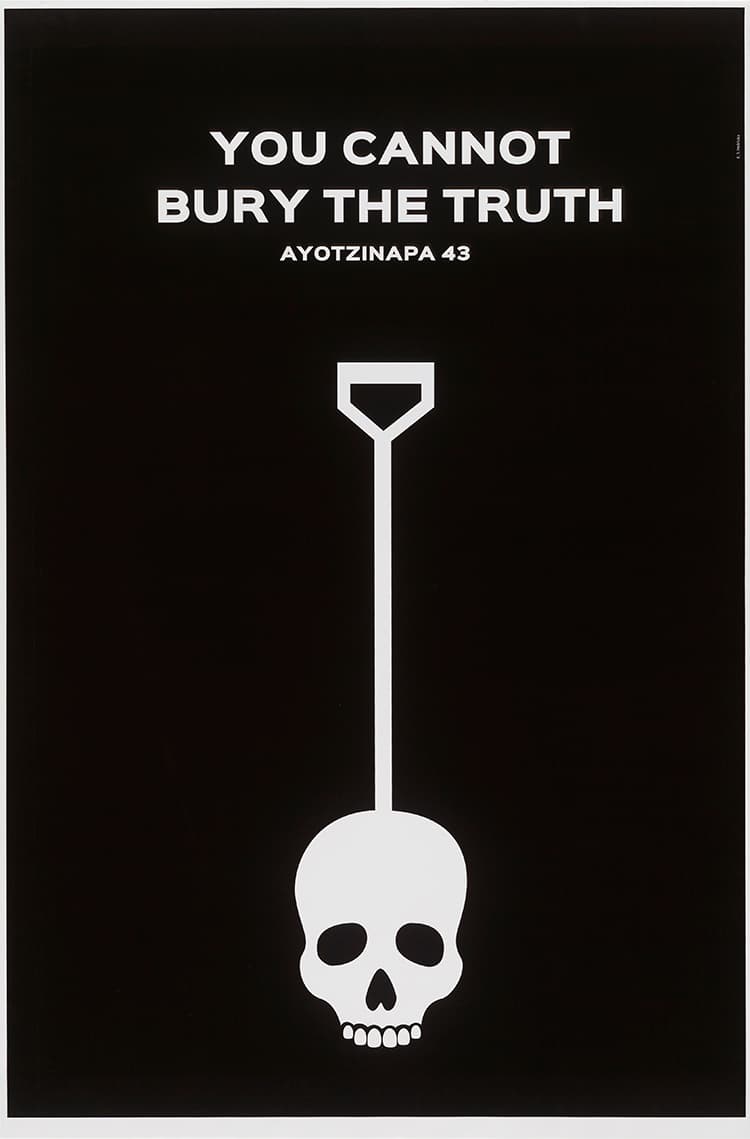 La exhibición "Ayotzinapa: un rugido de silencio" honra a los 43 estudiantes desaparecidos en 2014 en México.
