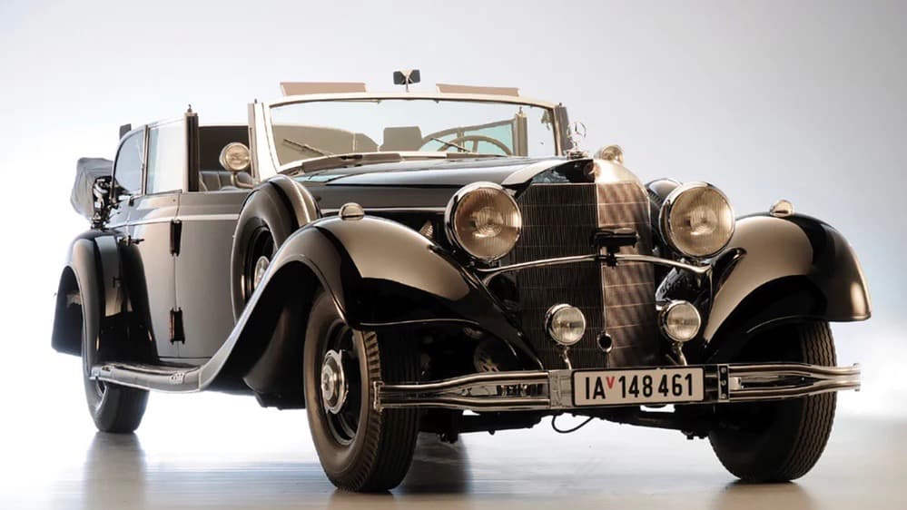 Esta limusina para desfiles 
<b>Mercedes-Benz 770K Grosser Offener Tourenwagen 1939</b> que Adolfo Hitler utilizó entre octubre de 1939 y mayo de 1941, será subastada el próximo 17 de enero de 2018 por Worldwide Auctioneers en la ciudad de Scottsdale Arizona.
<br>
<br>La construcción de este carro fue comisionada por Erich Kempka, un oficial de la SS que servía como el chofer personal de Hitler, en septiembre de 1938, a través de una carta dirigida directamente a la junta directiva de Daimler-Benz en la que especificó que el vehículo debería proporcionar la máxima protección protección al führer (lider) y que debía ser entregada lo antes posible.
