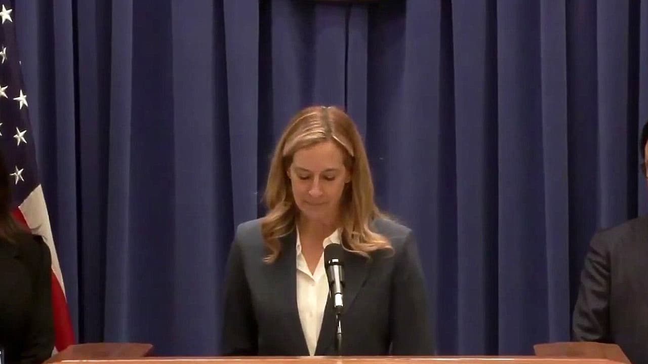 Gobernadora de NJ firma órdenes de protección de inmigrantes tras violento arresto de ICE