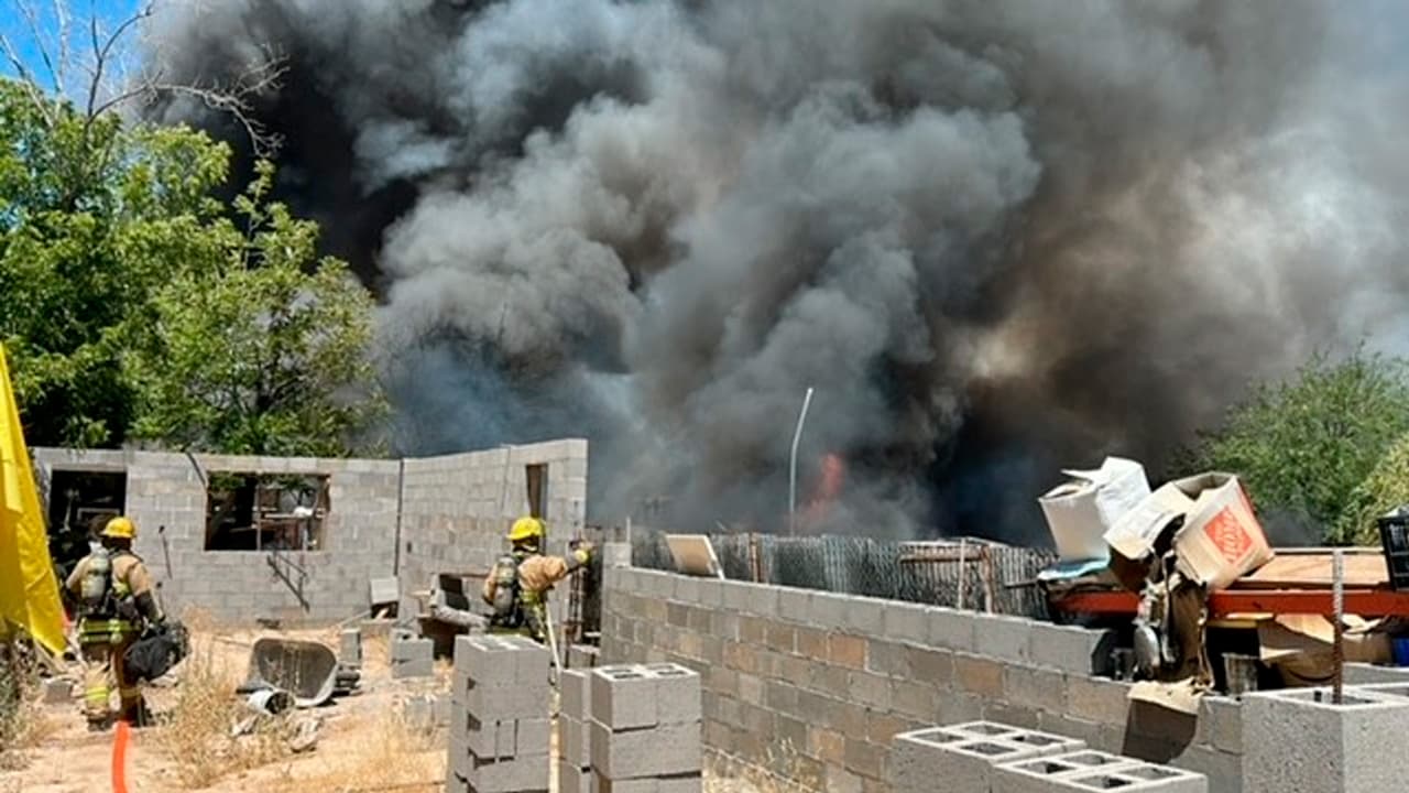 El Departamento de Bomberos de Phoenix dijo que el fuego se originó en un gran campo de escombros con viejos cobertizos de madera.