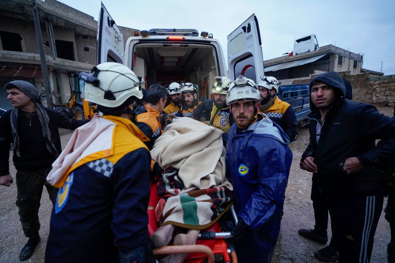 En las zonas dominadas por la oposición siria, los Cascos Blancos trabajaron en el rescate de heridos.