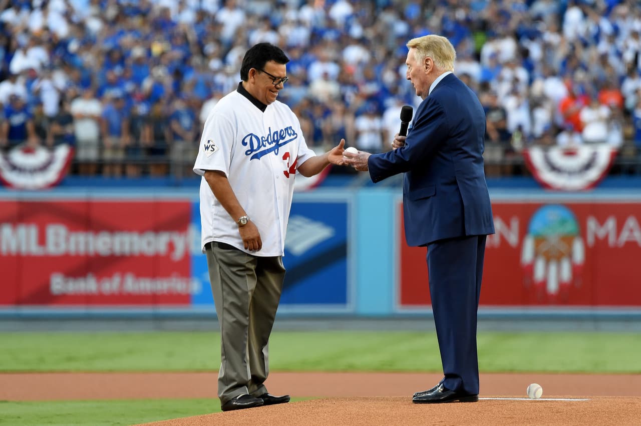 Y la gran sorpresa de la noche fue ver a Fernando 'El Toro' Valenzuela caminar a la lomita. El estadio reconoció al mexicano con una ovación pocas veces vista en Dodger Stadium.