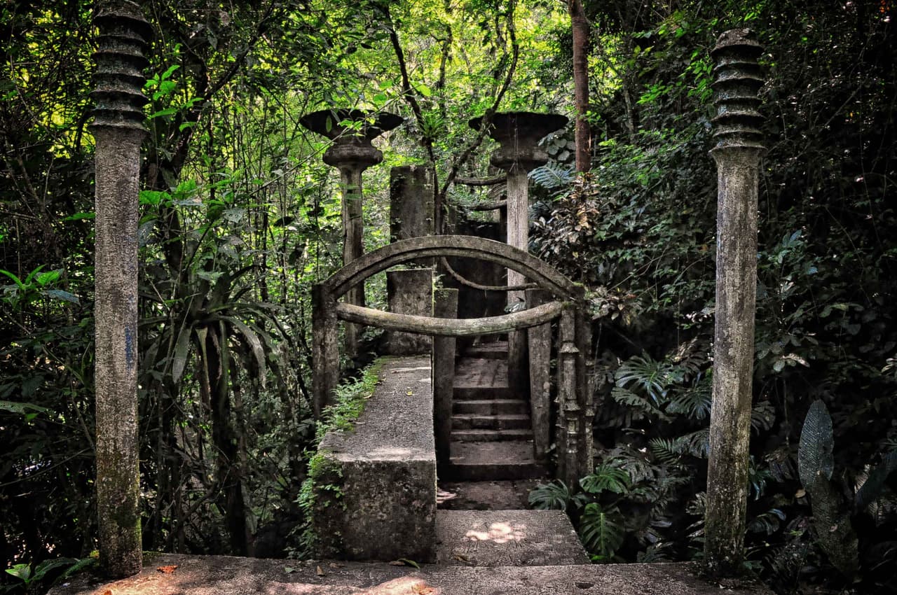 Edward Frank Willis James llegó en 1944 a Xilitla, en la región de Huasteca, del estado de San Luis Potosí, México.Era millonario, poeta, escultor, mecenas y un seguidor consumado del surrealismo. Por ello, construyó este jardín con ayuda de obreros de la zona.