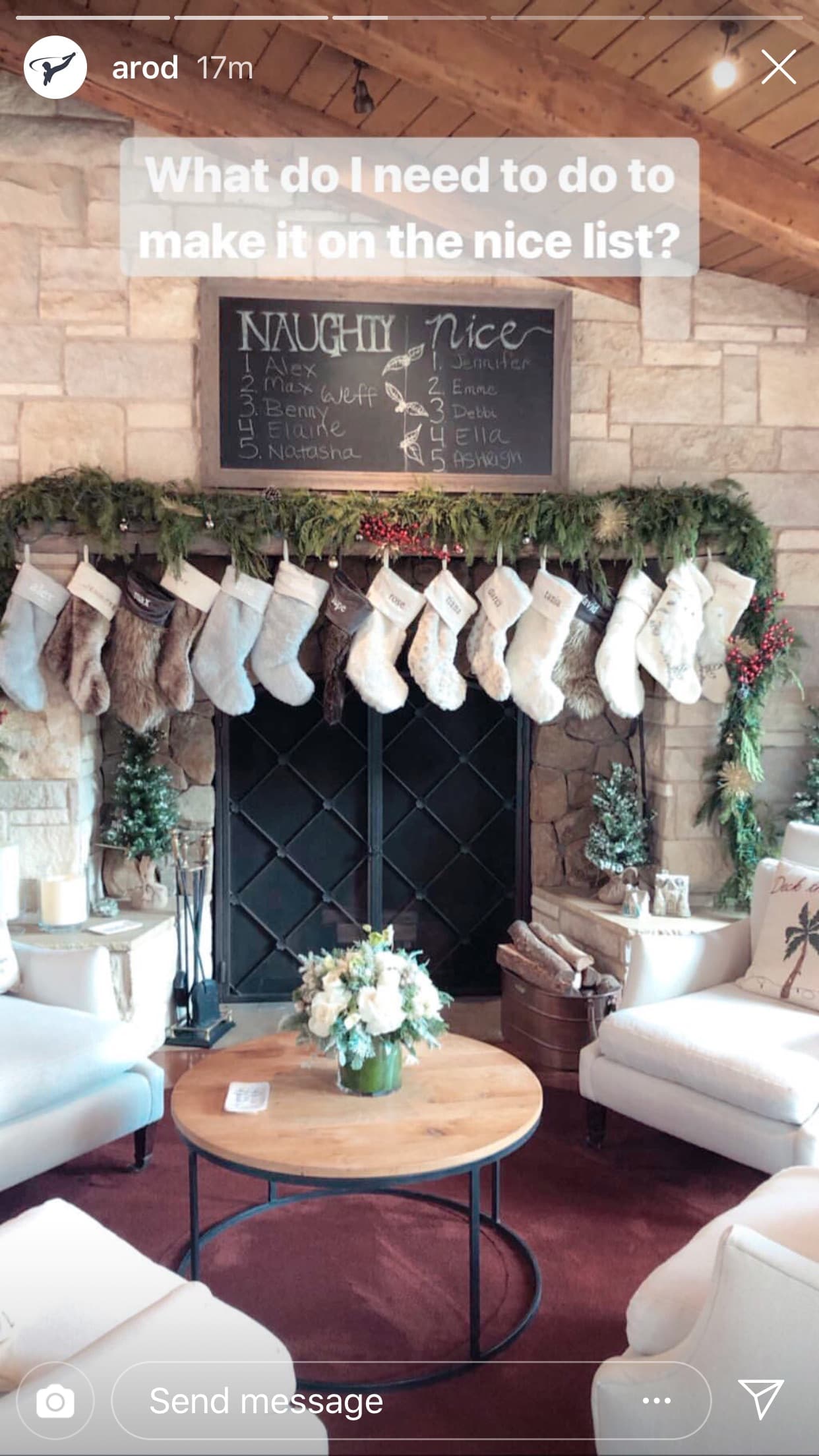 El exbeisbolista compartió esta fotografía, donde se ve una pizarra arriba de la chimenea.