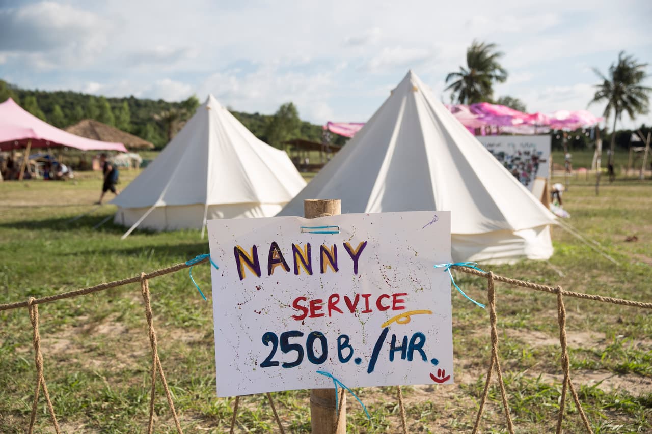 Un cartel anuncia un servicio de niñera diciembre de 2018. (Archivo)