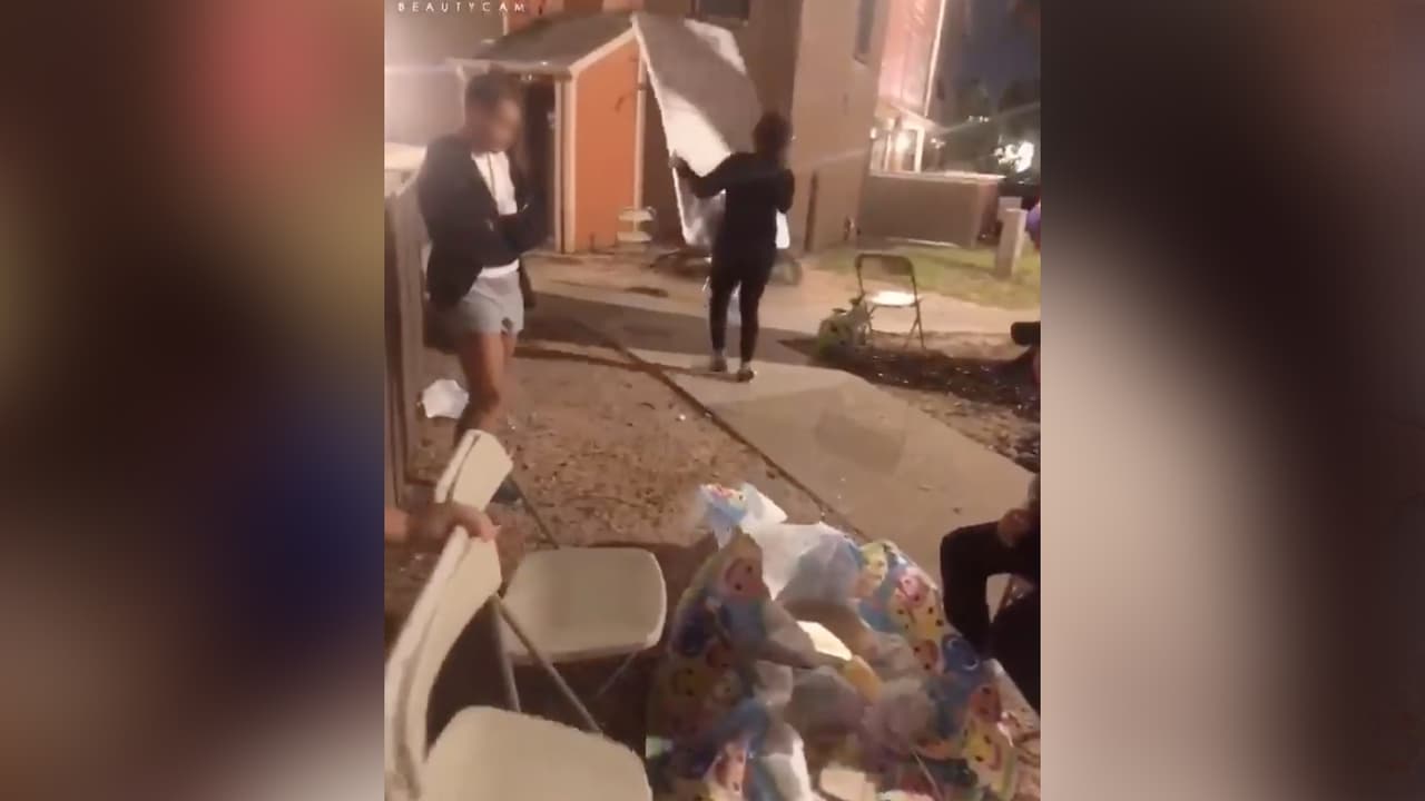 Las mujeres llamaron primero a la policía para quejarse por la música y después una y otra vez se acercaron amenazando y destruyendo lo que estaba a su alcance.