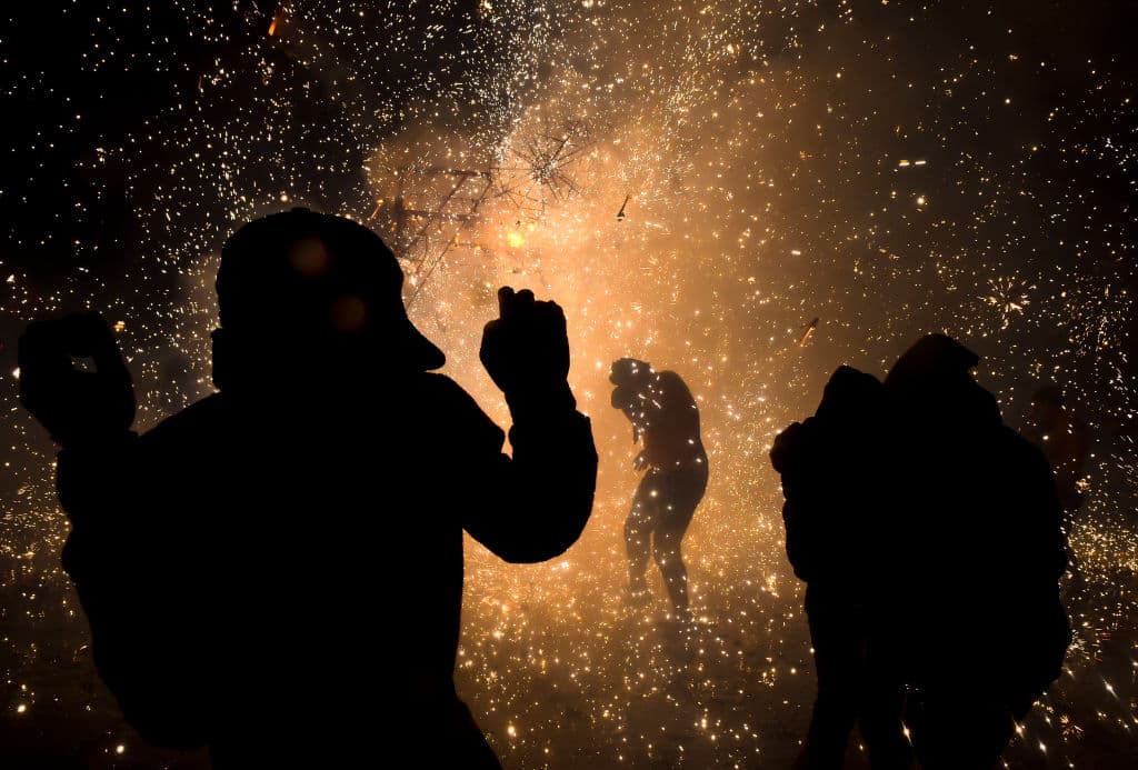 Los fuegos artificiales iluminaron la noche en el municipio, donde 40,000 familias viven de la pirotecnia, especialmente de lo que generan en la temporada alta que va de septiembre a diciembre. (Getty Images)
