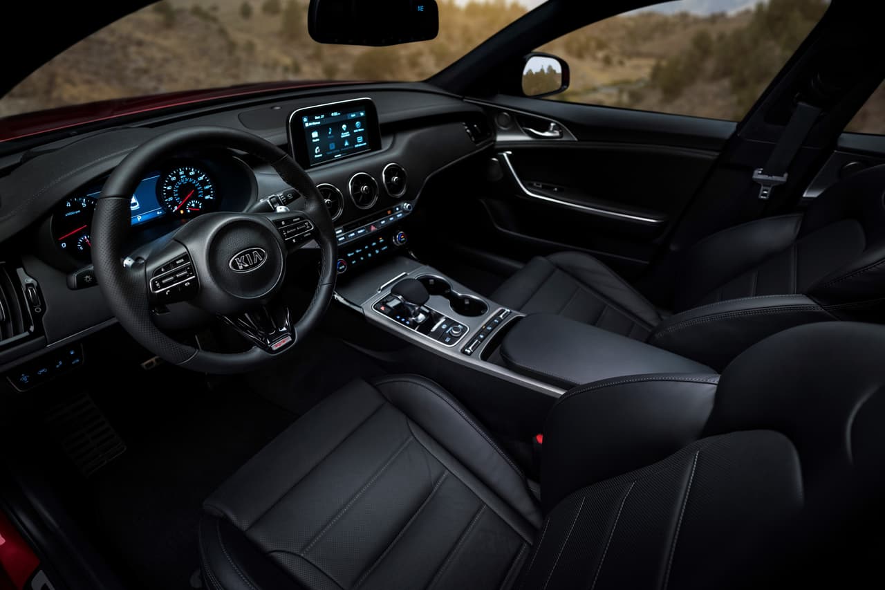 En el interior del Kia Stinger 2018 se ven detalles como la insignia “GT” en la parte inferior del volante, además de una pantalla táctil que emerge de la parte superior del panel de instrumentos, y una pequeña palanca de cambios.