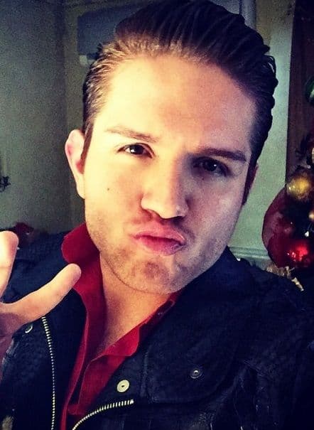 El Dasa es otro de los nominados que manda besitos a las chicas que se vuelven locas por él.