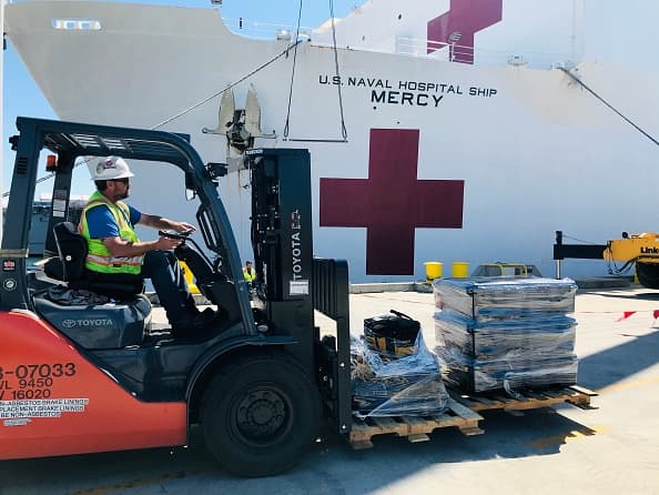 A bordo del Mercy trabajan casi 1,000 militares, junto con 76 marineros civiles. De acuerdo con el
<br>Capitán de la Marina John Rotruck, dos tercios del personal a bordo del buque son médicos y otro tercio no médico para "apoyar la misión de atención al paciente".
