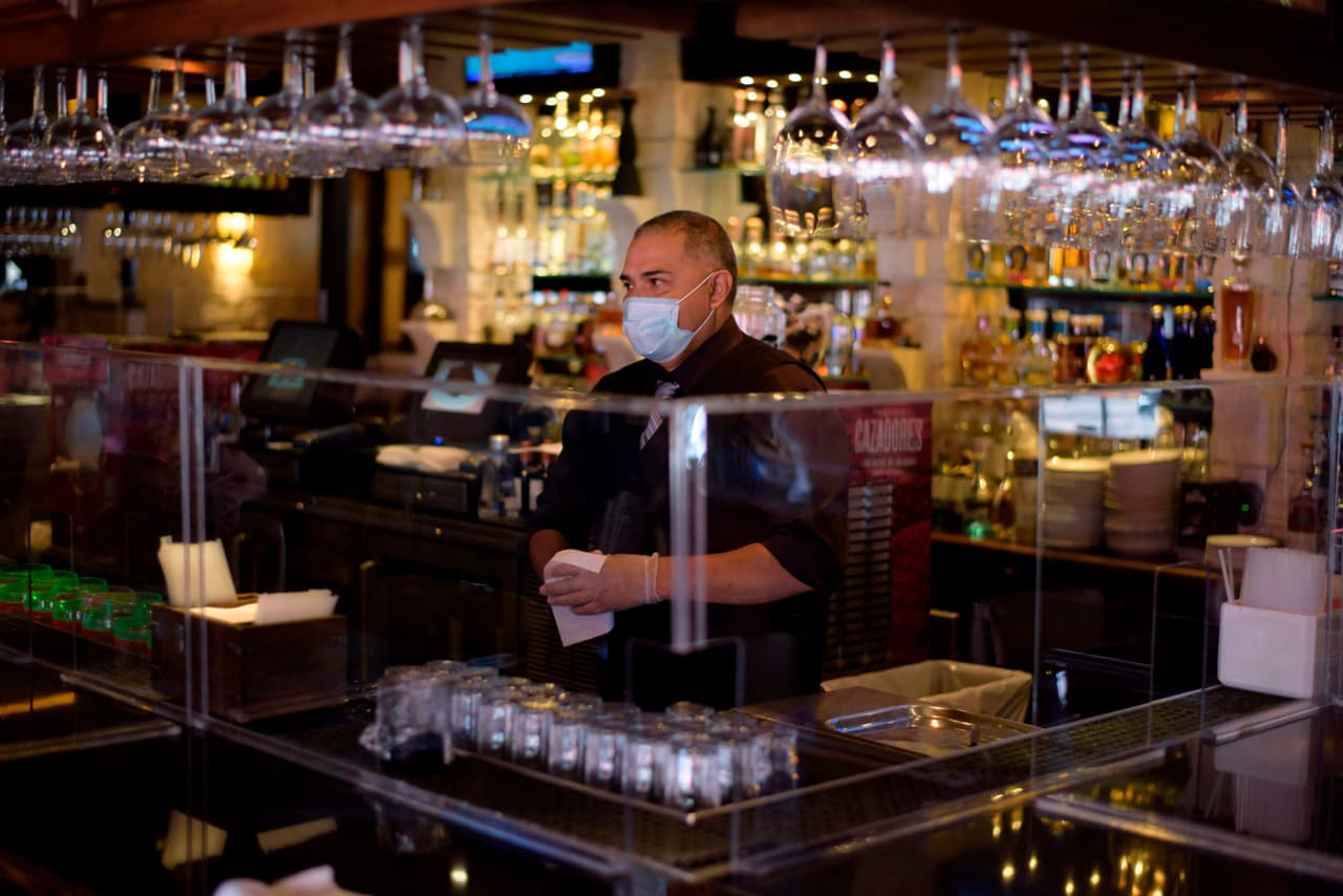 "La pandemia no ha pasado": en los restaurantes de Houston se seguirá usando mascarilla pese a que Abbott haya reabierto Texas