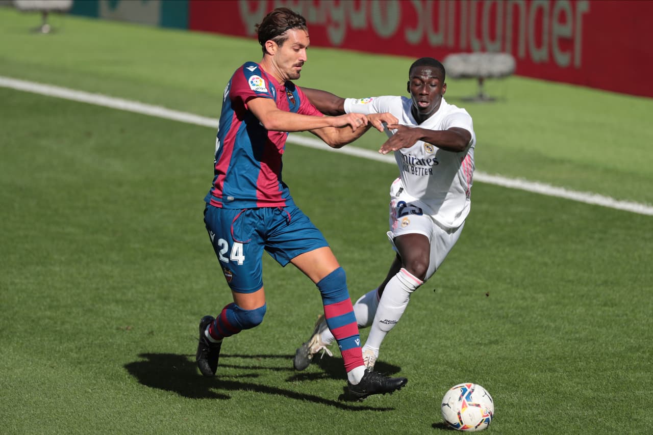 La defensa del Levante evita a toda costa que se vuelva a repetir anotación