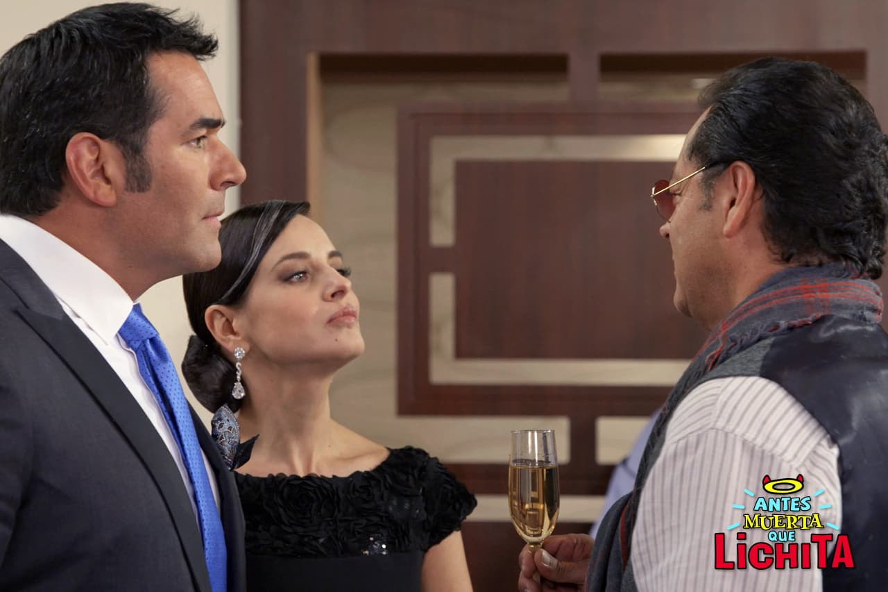 En su intento por querer reconciliar a Augusto con su hermano, Beatriz le pide a Rafael que se hospede en su mansión.