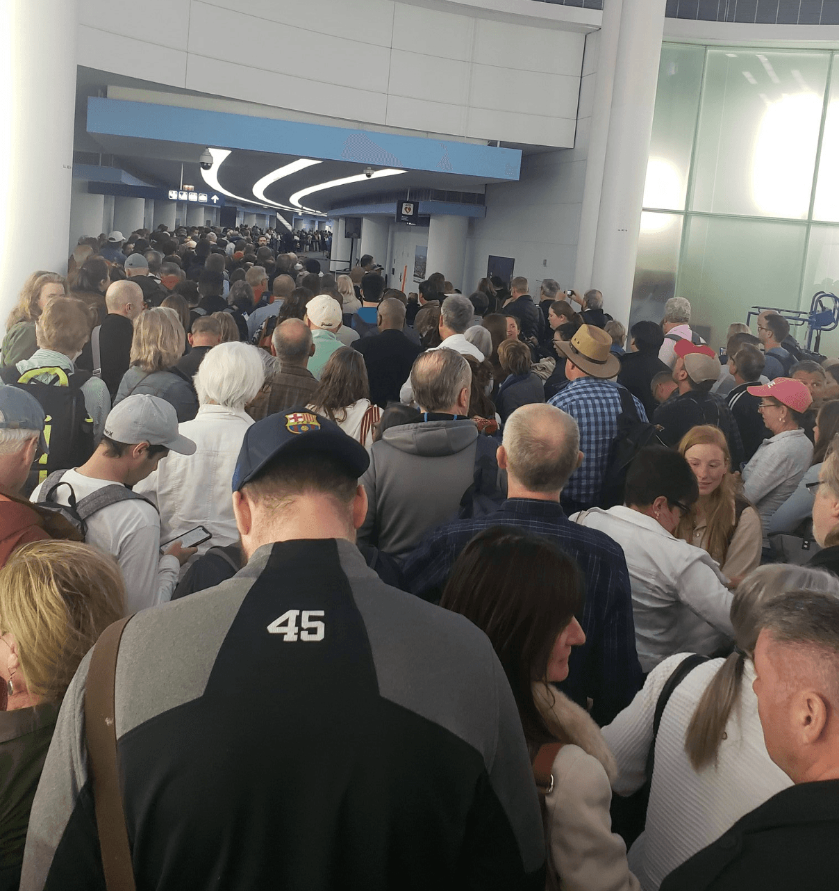 En un tuit, los funcionarios del aeropuerto dijeron que el procesamiento estaba tomando más tiempo de lo normal debido a las evaluaciones.