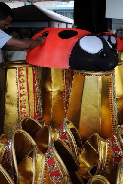 Otras pérdidas se suscitaron antes del carnaval. Una mujer murió en Río de Janeiro después de caer de un camión con un equipo de sonido que promovía el Carnaval.