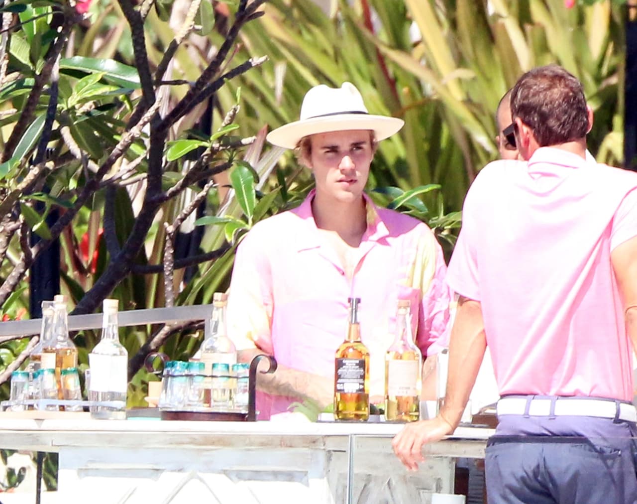 Para cubrirse del sol, Bieber lució una camiseta floreada y sombrero.