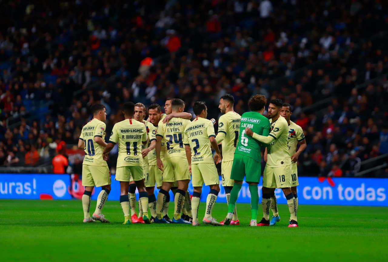 Antes de comenzar el encuentro alentó a sus compañeros y se dijeron las últimas palabras.