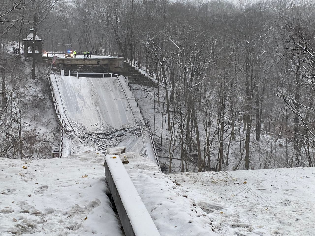 Imagen del puente colapsado en Pittsburg.