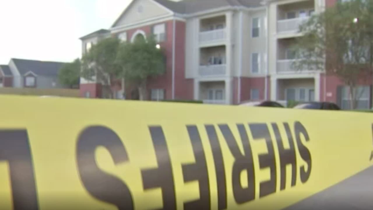 Coulter enfrenta cargos de asesinato por la muerte del niño, a quien propinó una una golpiza a punta de patadas y puños y después el cuerpo se quedó en el departamento por casi un año. Las autoridades indicaron que los hermanos presenciaron los hechos. Gloria fue acusada de causar lesiones a un niño por omisión y de manipulación de pruebas con relación a un cadáver.