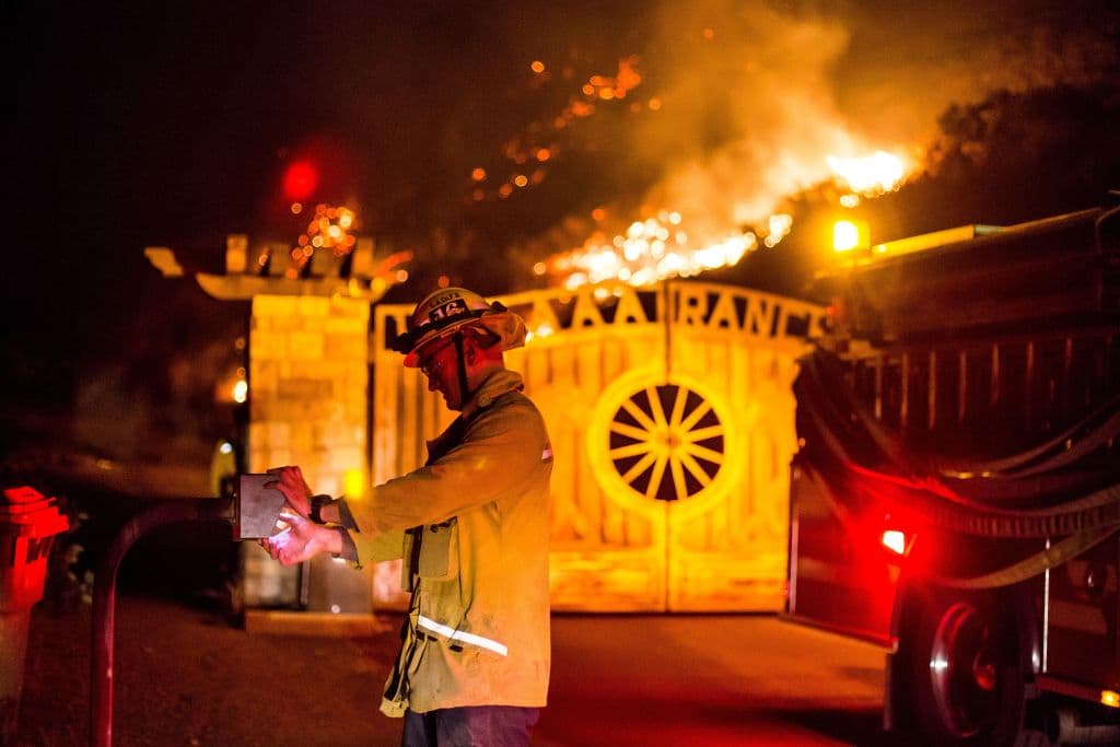 Incendios llegan al condado de Los Ángeles y las llamas arrasan casas en el vecindario de Bel-Air