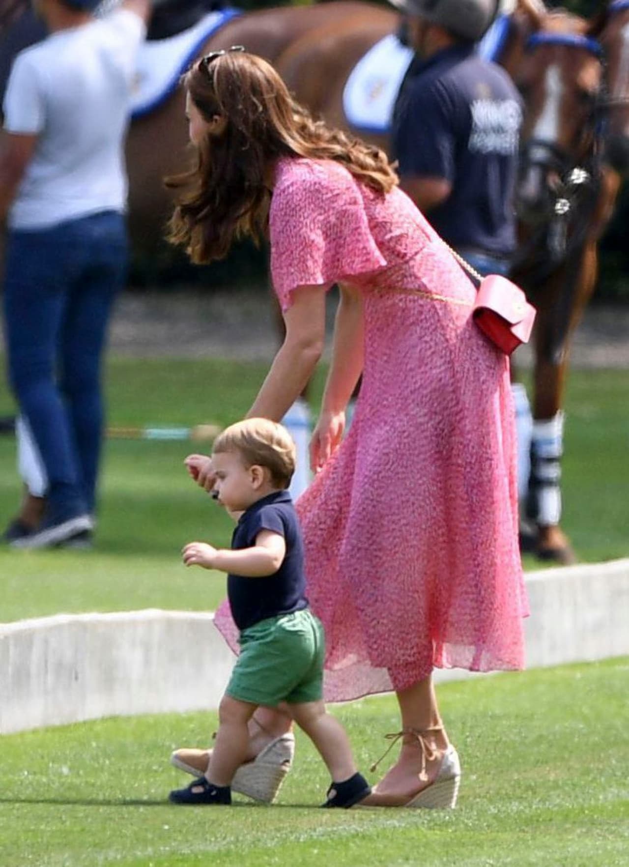 Louis, de un año de edad, se tambaleaba al intentar correr sobre el pasto con su madre detrás.