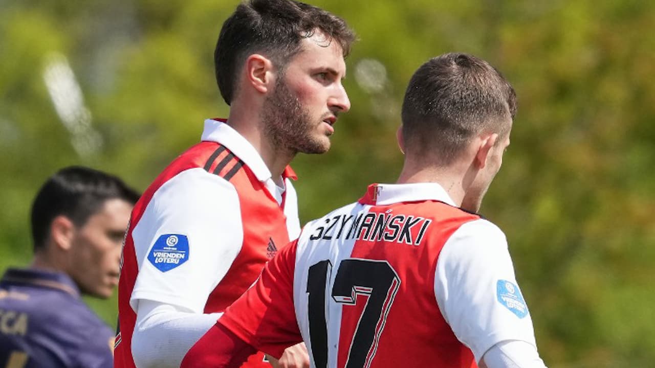 ¡On fire! Santiago Giménez anota doblete con Feyenoord en 45 minutos