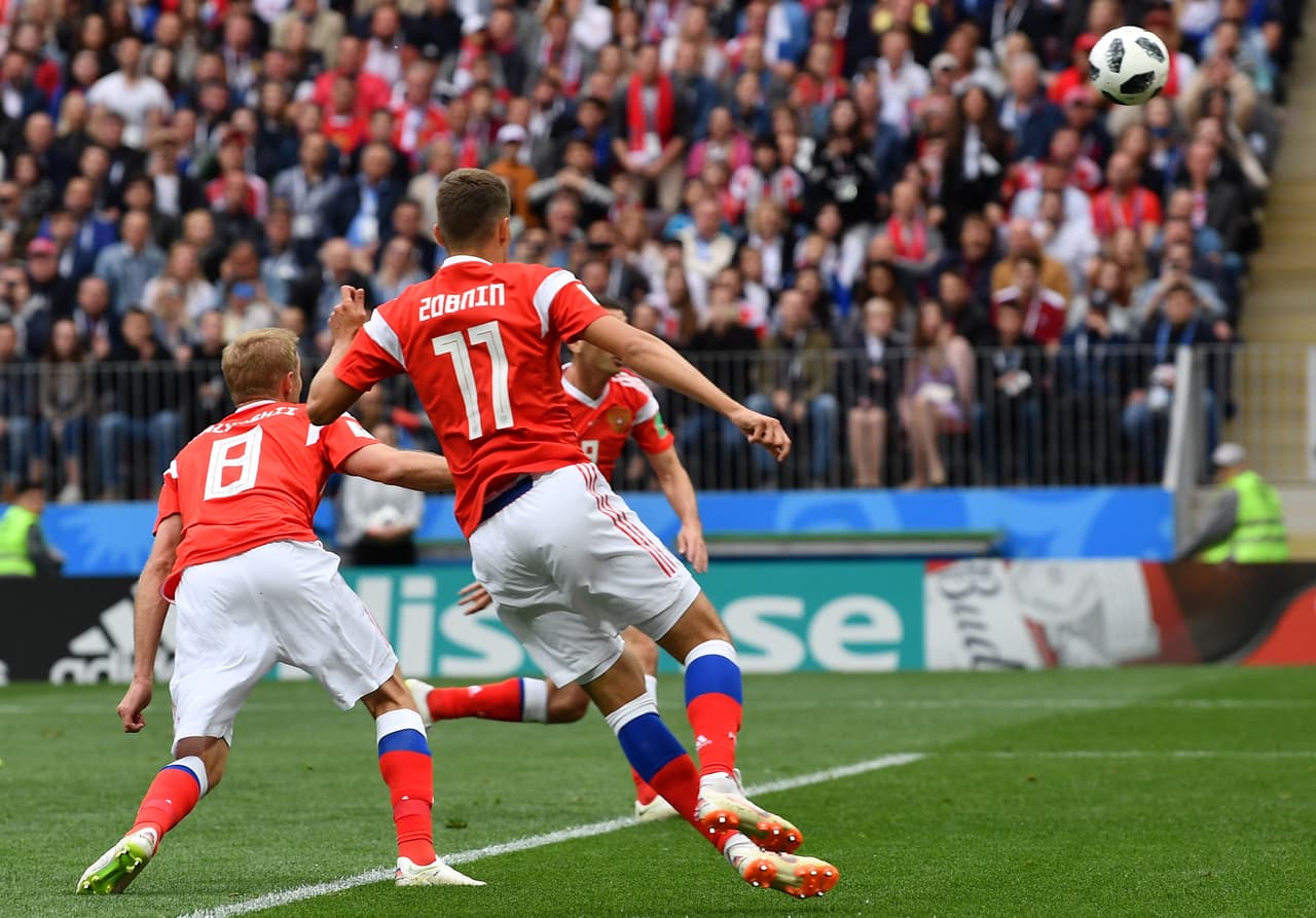 Una vez en el piso, Yuri Gazinskiy fue un espectador más del balón que iba hacia el arco.