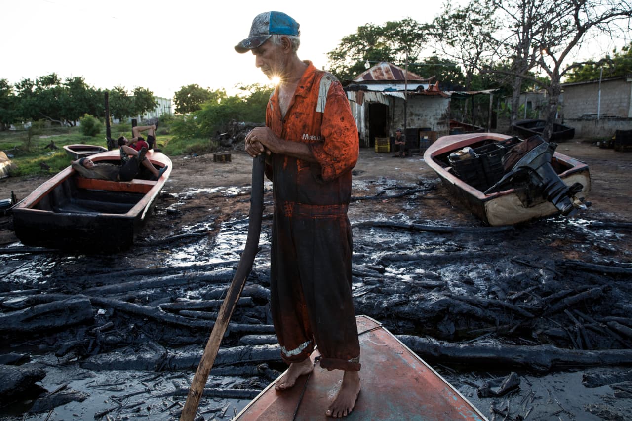 Las manchas cubren las lanchas y dañan los motores y redes. Al final de cada acalorado día, los pescadores se lavan afanosamente las manos y pies con gasolina pura. Les salen erupciones en la piel pero dicen, resignados, que ese el precio que deben pagar para poder subsistir. “Esto es como el fin del mundo”, dijo a la agencia AP Lenin Viera, de 28 años, uno de los pescadores que reconoce la dura realidad del trabajo en las cercanías de la ciudad de Cabimas: Si no salen a pescar, sus familias no comen.