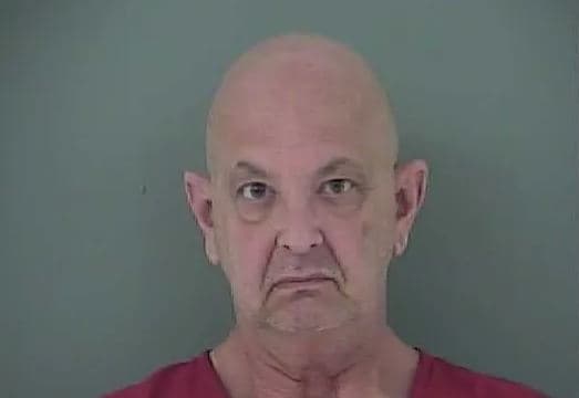 Acusan de asesinato a hombre que mató a su vecino tras pelea por franja de césped que dividía sus casas