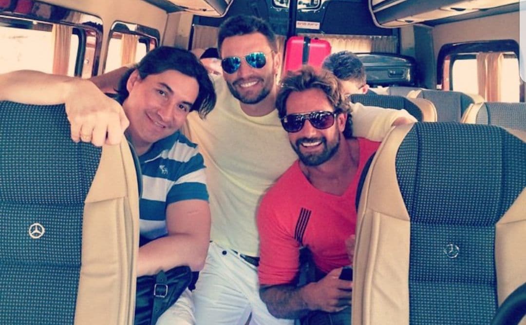 En 2015, Julián y Gabriel se fueron de viaje juntos a Israel, por invitación de otra revista, TVyNovelas. En aquel tour también estuvieron Geraldine Bazán (la esposa de Gabriel) y Mariana Seoane.