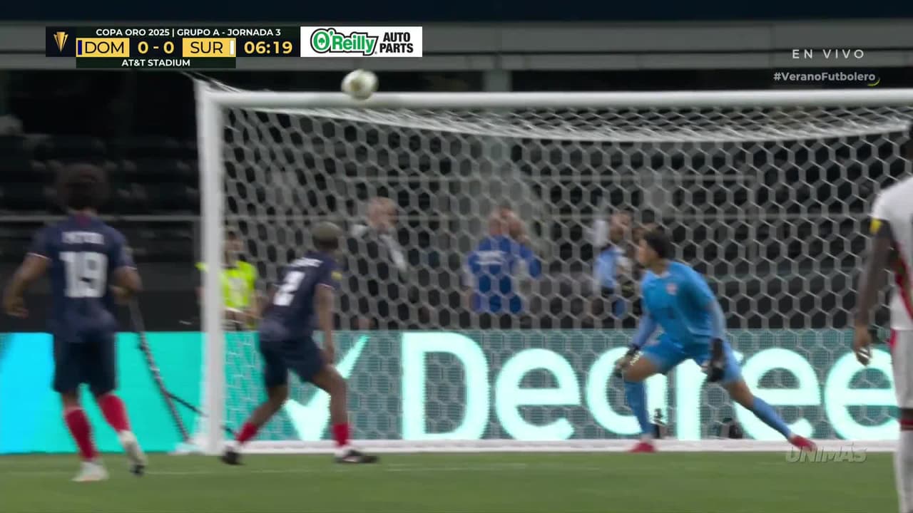 ¡Palo! Vlijter revienta el travesaño del arco dominicano