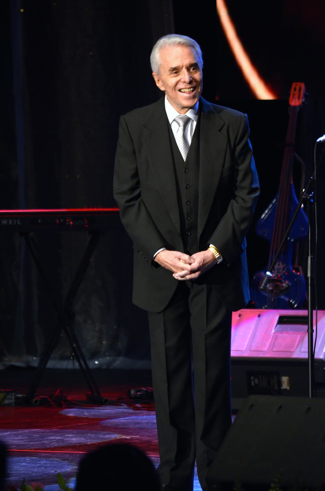 "Tendría que 
<b><a href="https://www.univision.com/shows/el-gordo-y-la-flaca/alejandra-guzman-desmiente-que-haya-bloqueado-a-frida-sofia-en-redes-y-cuenta-cual-ha-sido-su-aprendizaje-video" target="_blank">demostrar su talento</a></b> antes, hace mucho escándalo y habla mucho, pero todavía no vemos nada de aquí, de acá, le falta de acá", comentó mientras señalaba su propia cabeza.