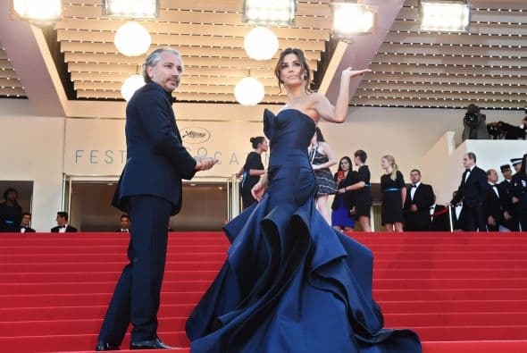 Su figura espectacular se apodera de los escenarios en cuestión de segundos.