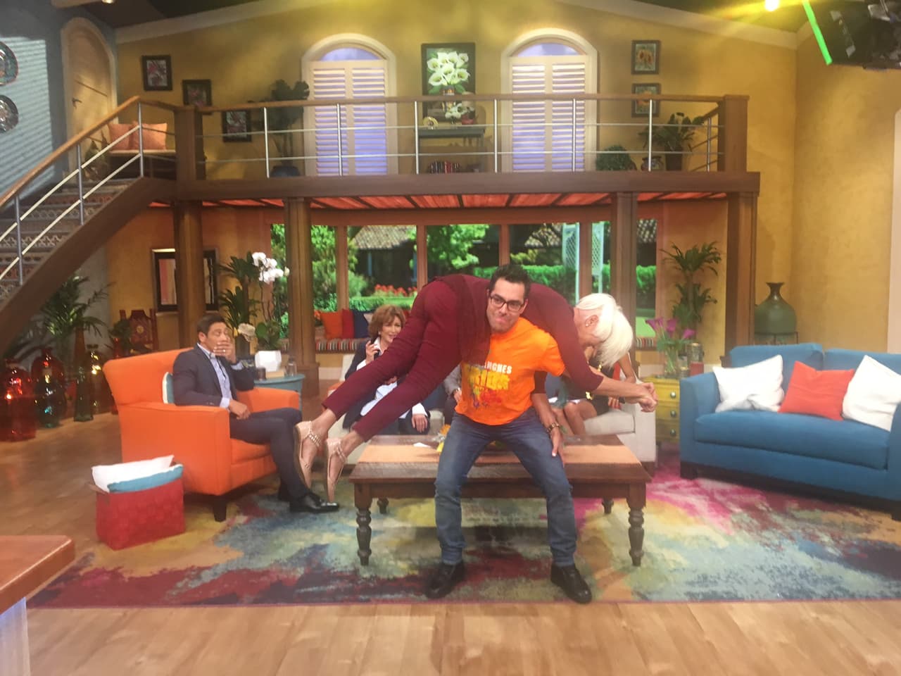 Sorprendimos a Omar Chaparro cuando intentaba hacer sentadillas cargando a una de nuestras productoras.