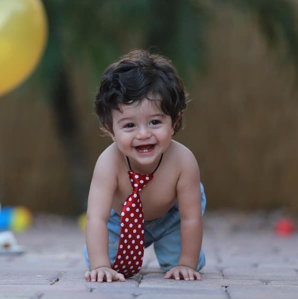 Baby Joshua ya tiene un año, y esas mejillas regordetas y sus ojazos son un verdadero regalo de ternura.