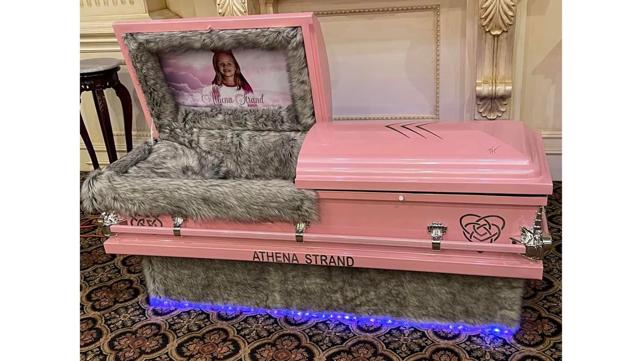 A una semana del
<b>hallazgo del cuerpo de la pequeña <a href="https://www.univision.com/local/dallas-kuvn/cronologia-athena-strand-nina-desaparecida-paradaise-texas" target="_blank">Athena Strand </a></b>en Boyd, Texas, su familia la despidió en un funeral íntimo y privado.