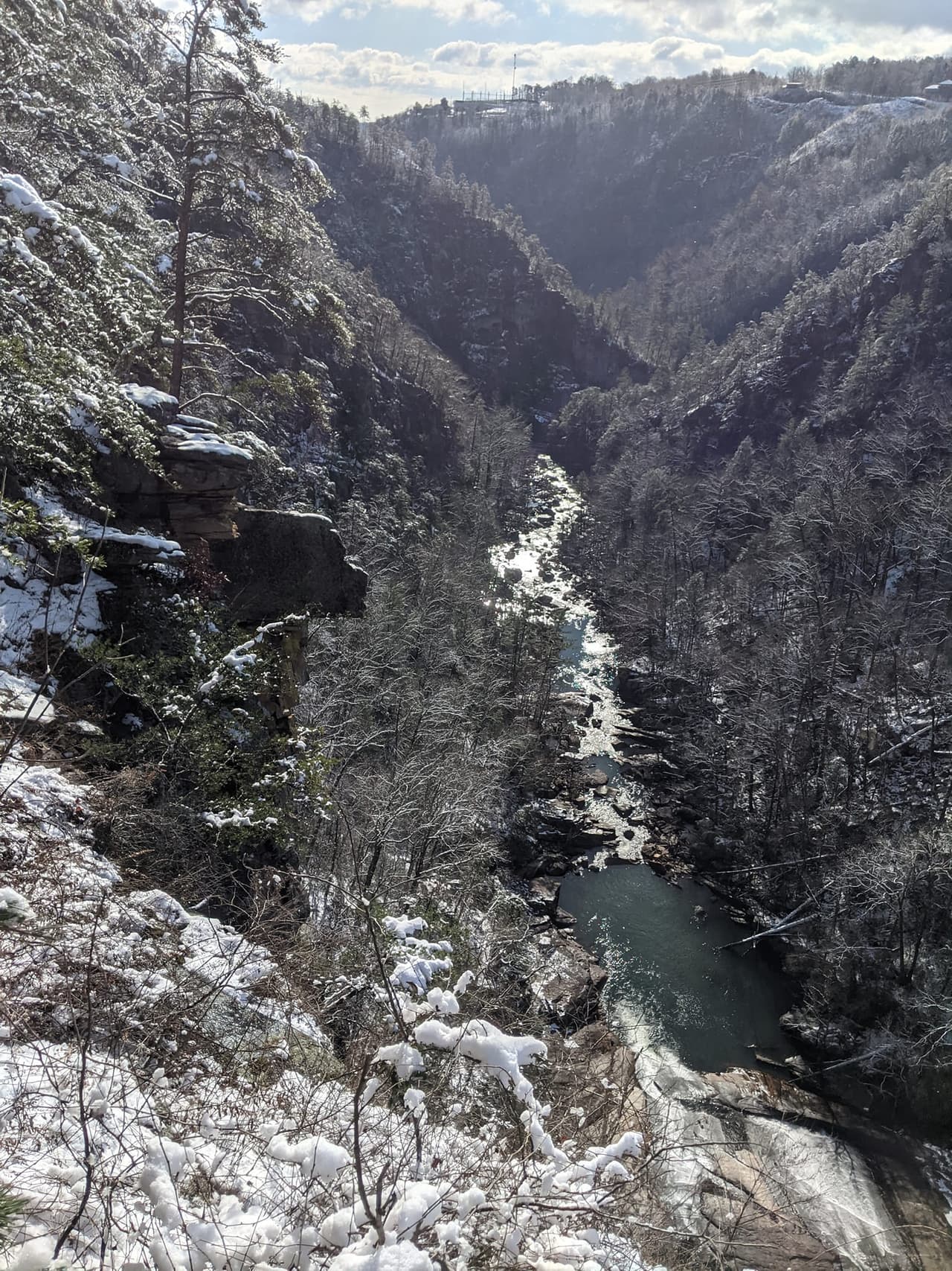 <b><a href="https://gastateparks.org/TallulahGorge" target="_blank">Tallulah Gorge</a></b>. Tallulah Gorge es una de las principales atracciones turísticas del estado, y también cuando bajan las temperaturas cuenta con una de las mejores cascadas congeladas de Georgia. La caminata para llegar allí es toda una aventura y las pequeñas grietas del desfiladero que son arrastradas por el hielo son aún más bonitas.