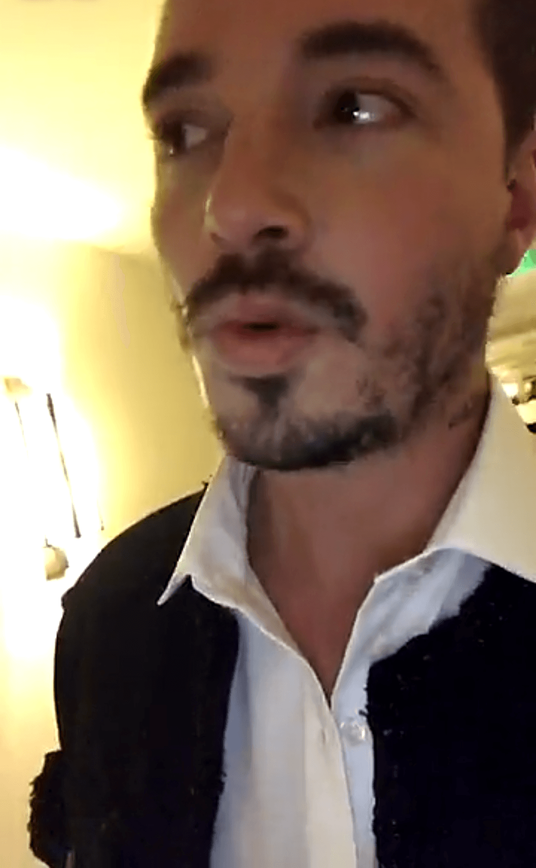 Caminó solo y en silencio hasta la habitación donde estaban su mamá y su hermana.