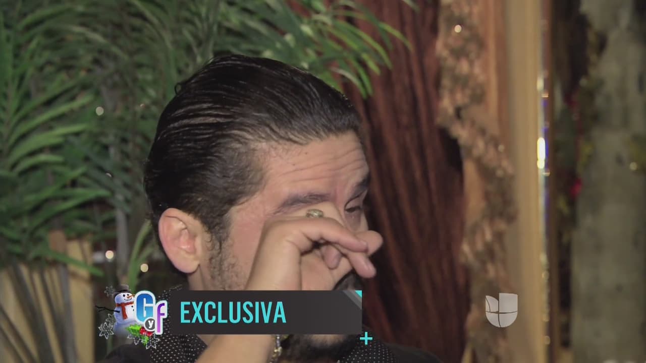 "A mí mamá la voy a ver unos días antes, pero ella va a pasar Navidad en México con mis hermanos y pues yo no puedo ir", dijo el cantante con la voz cortada por el llanto.