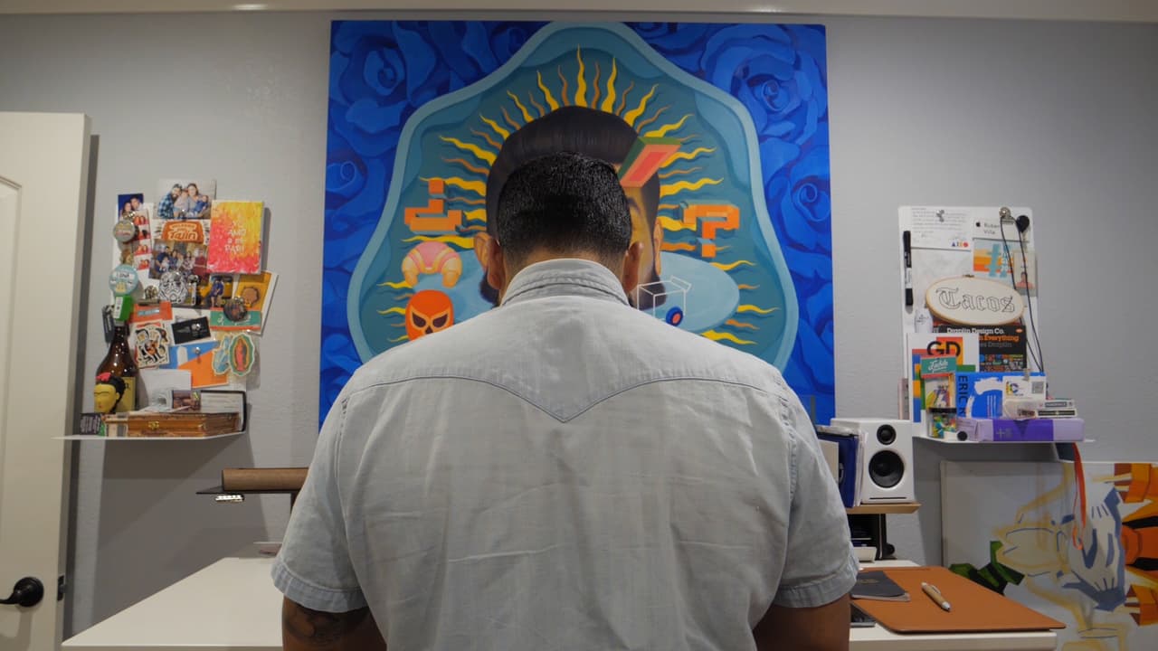 Rubén enfrente de su escritorio enfocado mientras está desarrollando un diseño.
<br>