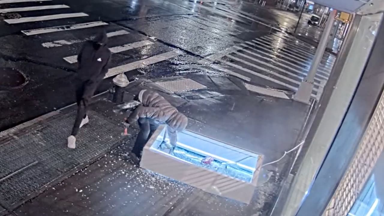 Sospechosos destrozan vitrina de negocio y roban $242,000 en bolsas de lujo en Manhattan