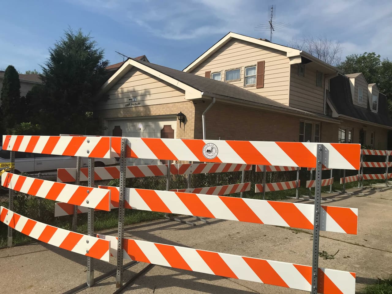 <b>Lo que afirman los hermanos: </b>
<br>Según la policía, los hermanos afirmaron que su madre, murió por un golpe en la cabeza en el 2015 y que la hermana murió a los 44 años por covid-19 en 2019 (los primeros casos de
<b><a href="https://www.univision.com/local/chicago-wgbo/estas-proximo-a-regresar-a-la-escuela-y-te-preocupa-el-coronavirus-una-experta-te-da-recomendaciones-video">coronavirus </a></b>se detectaron en EEUU en abril de 2020).
<br>Además, los hermanos dijeron que su padre había muerto en 2012 y lo habían incinerado.
<br>
<b>El estado de Illinois no tiene registro de esas muertes. </b>