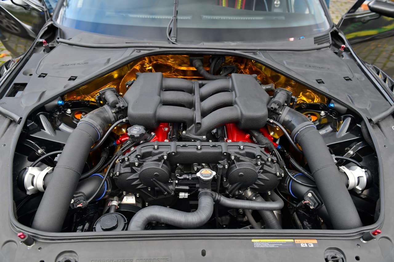 Empezando por el motor, este GT-R cuenta con dos enormes turbocargadores BorgWarner, los mismos que emplean los autos de IndyCar, un gran intercooler y multiples Inconel.