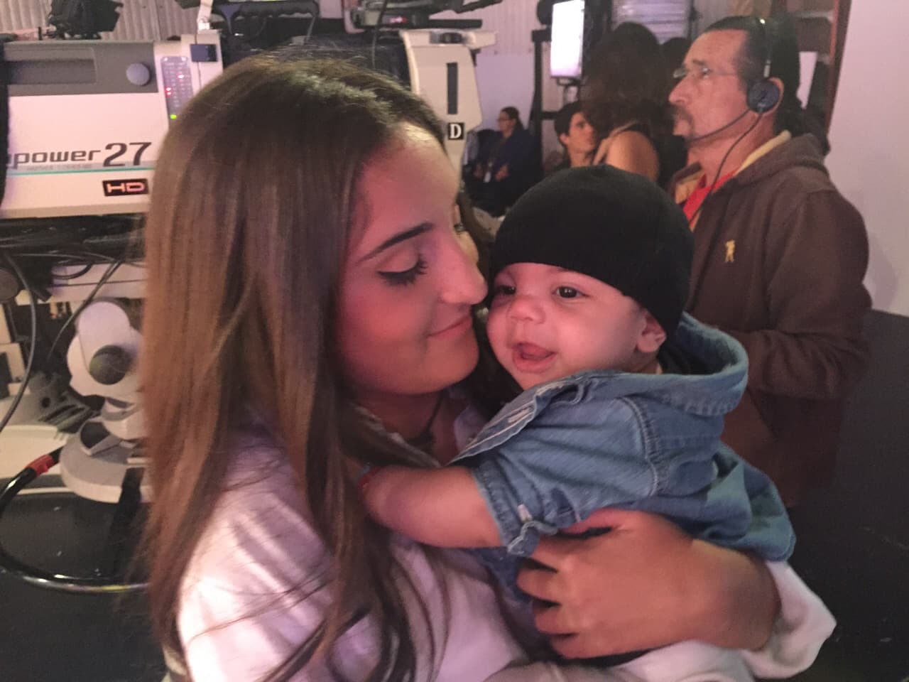 Mía también cargó al bebito de Alejandra Espinoza.