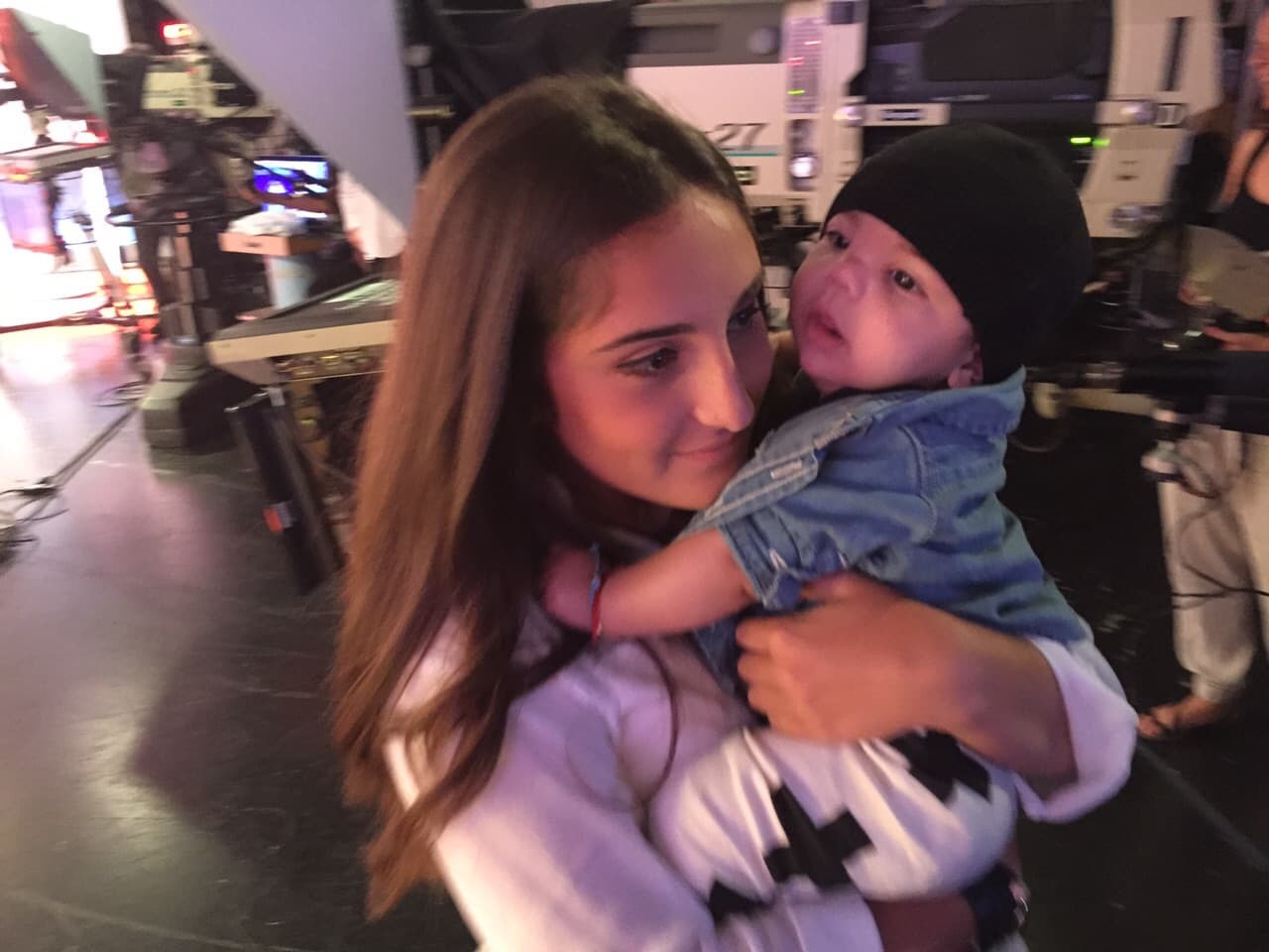 No cabe duda que el bebé recibió mucho amor en el set.