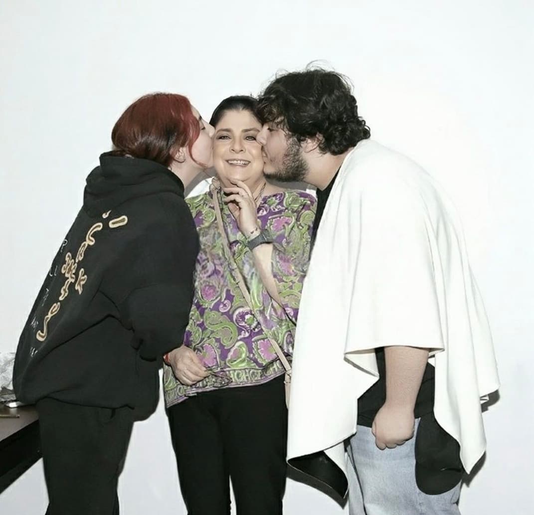 Victoria Ruffo con sus hijos Anuar y Victoria.