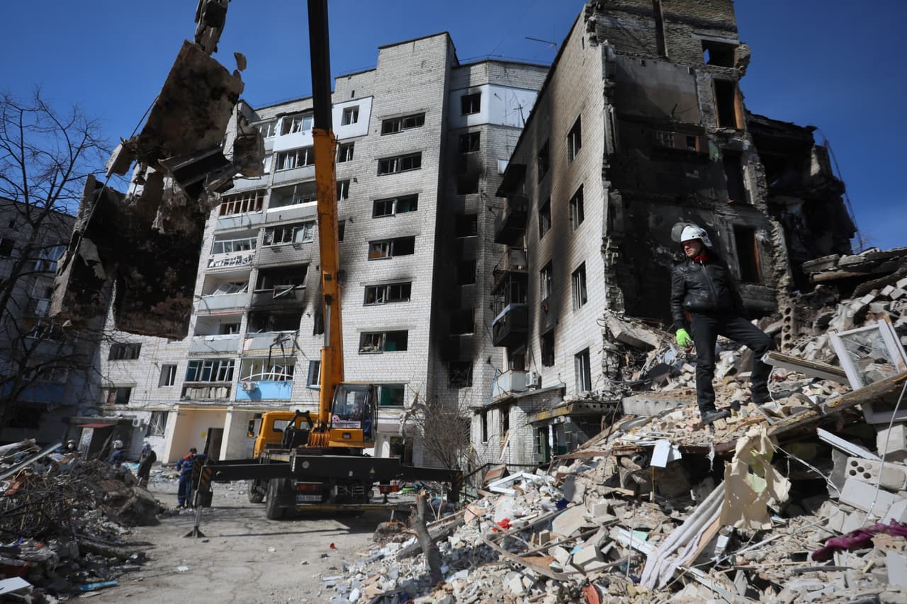 La fiscal ucraniana Venediktova también acusó a los soldados rusos de cometer "asesinatos, torturas y palizas" contra los civiles, así como violaciones, por lo que las fuerzas del orden estarían recabando pruebas para los tribunales locales e internacionales.
<a href="https://www.univision.com/noticias/mundo/doctrina-militar-putin-bombas-ciudades-kyiv-alepo-grozny" target="_blank">La doctrina militar de Putin: arrasar ciudades cuando sea necesario </a>