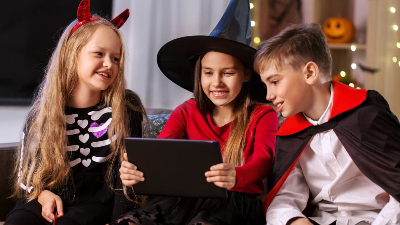 Ok, ya tienes tu disfraz. Ahora, ¿
<a href="https://www.univision.com/shows/despierta-america/cinco-aplicaciones-que-te-ayudaran-a-tener-un-halloween-mas-seguro-y-hasta-buscar-dulces-de-forma-virtual-video">cómo disfrutar del Halloween de manera segura</a>? La tecnología te puede ayudar.