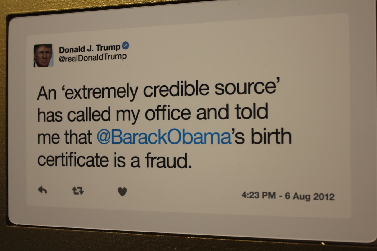 "Una 'fuente extremadamente creíble' llamó a mi oficina para decirme que el certificado de nacimiento de @BarackObama es fraudulento". Este es uno de los 18 tuits que apoyan la teoría de ultraderechistas que por años aseguraron que Obama no nació en Hawaii. En septiembre de 2016, poco antes de las elecciones, el ahora presidente 
<b><a href="http://performance.univision.com/noticias/elecciones-2016/trump-dice-por-primera-vez-en-publico-que-obama-nacio-en-eeuu?layoutType=flex">aceptó por primera vez que Obama sí es estadounidense.</a> </b>(Patricia Vélez/Univision Noticias)